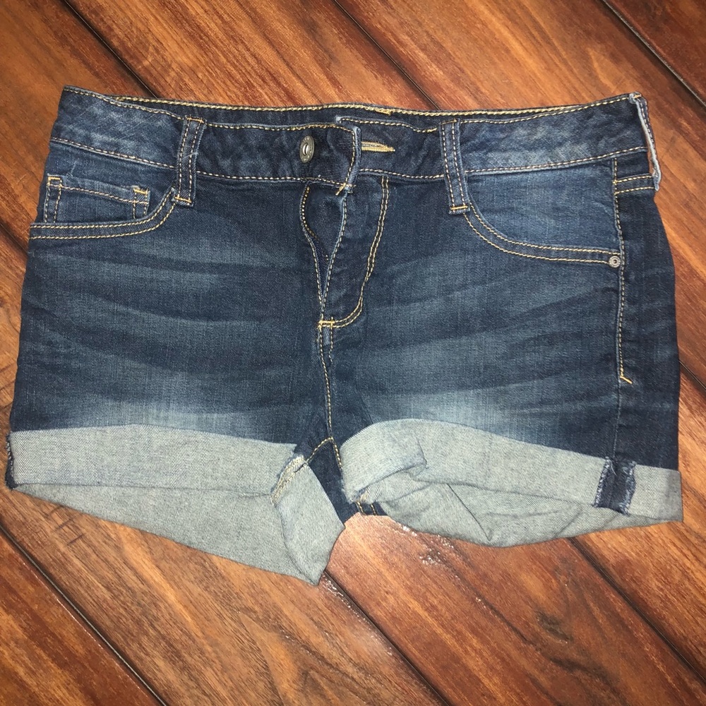 Blue cuffed jean shorts